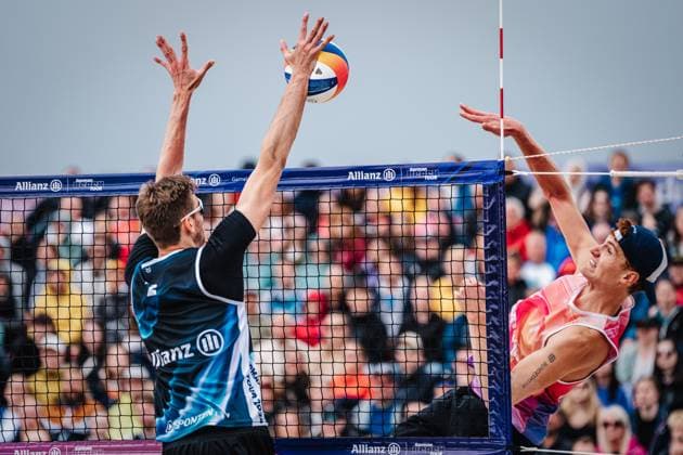 Beach volleyball men German Beach Tour 2024 Tourstop Düsseldorf 19 05 2024 Milan Sievers left blocks the attack of Max Just right Düsseldorf Robert Lehr Ufer Nordrhein Westfalen Germany