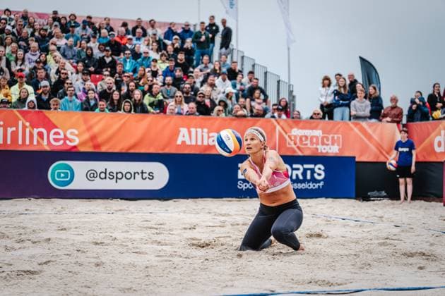 Beach volleyball women German Beach Tour 2024 Tourstop Düsseldorf 19 05 2024 Isabel Schneider takes the ball Düsseldorf Robert Lehr Ufer North Rhine-Westphalia Germany