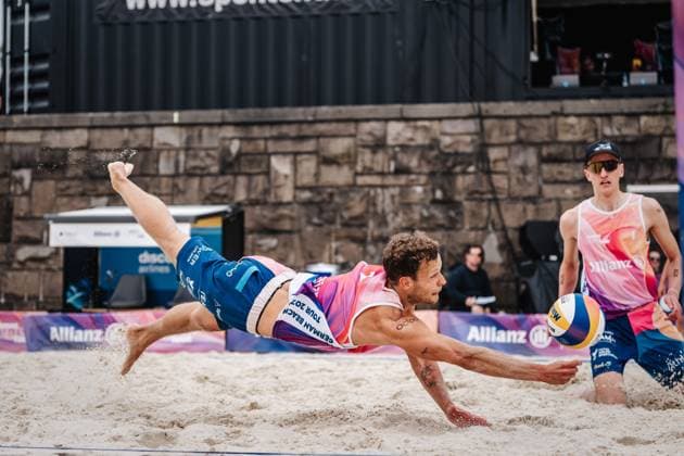 Beach volleyball men German Beach Tour 2024 Tourstop Düsseldorf 19 05 2024 Eric Stadie flies through the air Düsseldorf Robert Lehr Ufer North Rhine-Westphalia Germany