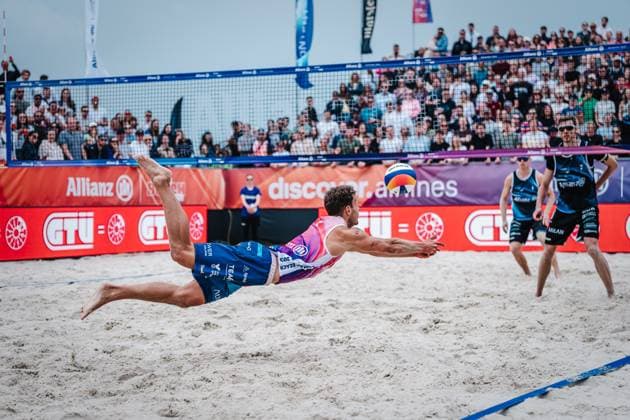 Beach volleyball men German Beach Tour 2024 Tourstop Düsseldorf 19 05 2024 Eric Stadie flies through the air Düsseldorf Robert Lehr Ufer North Rhine-Westphalia Germany