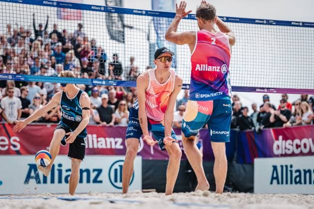 Beach volleyball men German Beach Tour 2024 Tourstop Düsseldorf 19 05 2024 Momme Lorenz left serves with Eric Stadie right Düsseldorf Robert Lehr Ufer North Rhine-Westphalia Germany