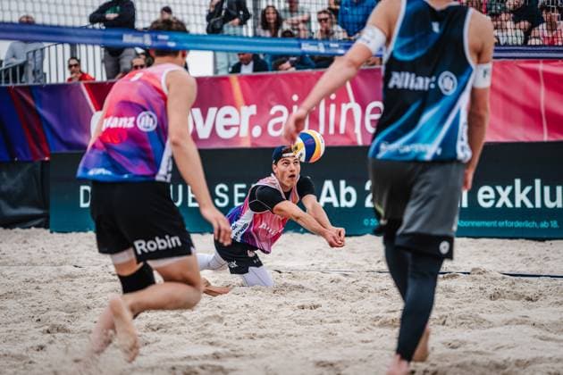 Beach volleyball men German Beach Tour 2024 Tourstop Düsseldorf 19 05 2024 Max Just on his knee to get to the ball Düsseldorf Robert Lehr Ufer Nordrhein Westfalen Germany