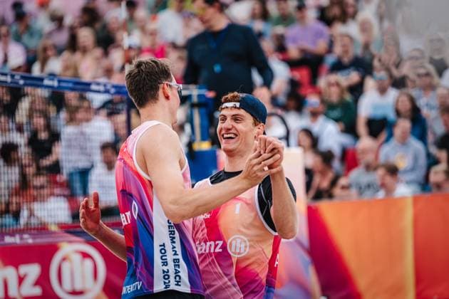 Beach volleyball men German Beach Tour 2024 Tourstop Düsseldorf 19 05 2024 Max Just right and Robin Sowa left are looking forward to Düsseldorf Robert Lehr Ufer Nordrhein Westfalen Germany