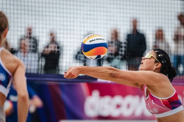 Beach volleyball women German Beach Tour 2024 Tourstop Düsseldorf 19 05 2024 Janne Uhl plays the ball to Düsseldorf Robert Lehr Ufer Nordrhein Westfalen Germany