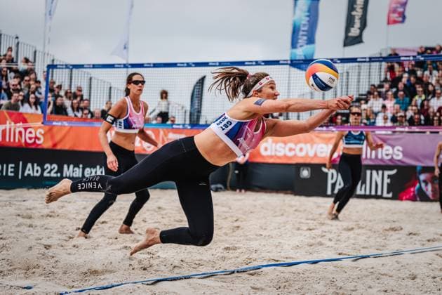 Beach volleyball women German Beach Tour 2024 Tourstop Düsseldorf 19 05 2024 Isabel Schneider saves the ball Düsseldorf Robert Lehr Ufer North Rhine-Westphalia Germany