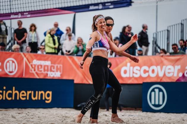 Beach volleyball women German Beach Tour 2024 Tourstop Düsseldorf 19 05 2024 Isabel Schneider left sticks out her tongue, behind her Kira Walkenhorst right Düsseldorf Robert Lehr Ufer Nordrhein Westfalen Germany