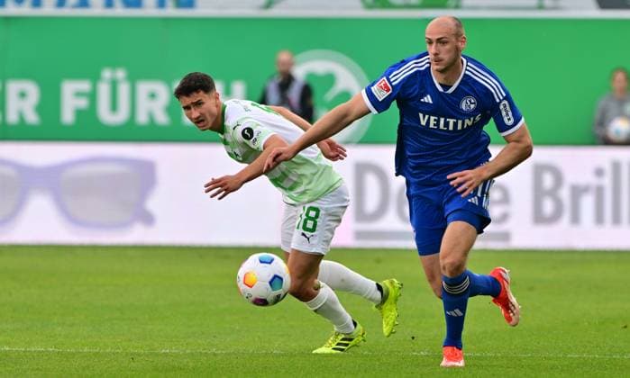 19 05 2024 Soccer Season 2023 2024 2 Soccer Bundesliga 34 Matchday SpVgg Greuther Fürth Kleeblatt FC Schalke 04 Sportfoto Zink MeZi xmexzix DFL regulations prohibit any use of photographs as image sequences and or quasi video only for editorial use Marco Meyerhöfer Meyerhoefer 18, SpVgg Greuther Fürth Henning Matriciani 41, FC Schalke 04 S04, rechts