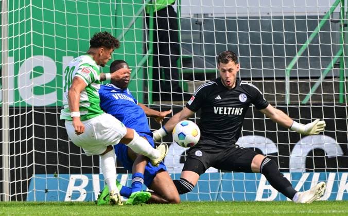 19 05 2024 Soccer Season 2023 2024 2 Soccer Bundesliga 34 Matchday SpVgg Greuther Fürth Kleeblatt FC Schalke 04 Sportfoto Zink MeZi xmexzix DFL regulations prohibit any use of photographs as image sequences and or quasi video only for editorial use Armindo Sieb 30, SpVgg Greuther Fürth vs Ibrahima Cisse 22, FC Schalke 04 S04 Marius Müller Mueller 32, FC Schalke 04 S04