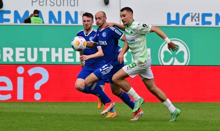 19 05 2024 Soccer Season 2023 2024 2 Soccer Bundesliga 34 Matchday SpVgg Greuther Fürth Kleeblatt FC Schalke 04 Sportfoto Zink MeZi xmexzix DFL regulations prohibit any use of photographs as image sequences and or quasi video only for editorial use Henning Matriciani 41, FC Schalke 04 S04 Tim Lemperle 19, SpVgg Greuther Fürth, rechts