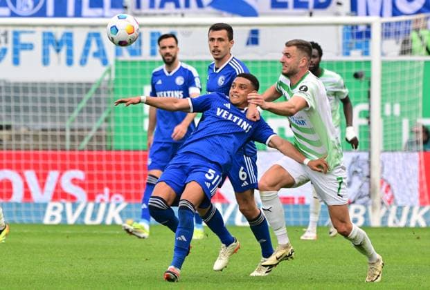 19 05 2024 Soccer Season 2023 2024 2 Soccer Bundesliga 34 Matchday SpVgg Greuther Fürth Kleeblatt FC Schalke 04 Sportfoto Zink MeZi xmexzix DFL regulations prohibit any use of photographs as image sequences and or quasi video only for editorial use Steven Ako Van der Sloot 51, FC Schalke 04 S04, left Dennis Srbeny 7, SpVgg Greuther Fürth