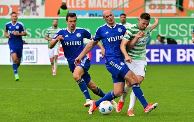 19 05 2024 Soccer season 2023 2024 2 Soccer Bundesliga 34 Matchday SpVgg Greuther Fürth Kleeblatt FC Schalke 04 Sportfoto Zink MeZi xmexzix DFL regulations prohibit any use of photographs as image sequences and or quasi video only for editorial use Ron Schallenberg 6, FC Schalke 04 S04 Henning Matriciani 41, FC Schalke 04 S04 Branimir Hrgota 10 SpVgg Greuther Fürth, right