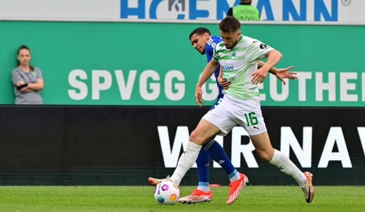 19 05 2024 Soccer Season 2023 2024 2 Soccer Bundesliga 34 Matchday SpVgg Greuther Fürth Kleeblatt FC Schalke 04 Sportfoto Zink MeZi xmexzix DFL regulations prohibit any use of photographs as image sequences and or quasi video only for editorial use Lukas Petkov 16, SpVgg Greuther Fürth vor Jimmy Adrian Kaparos 45, FC Schalke 04 S04