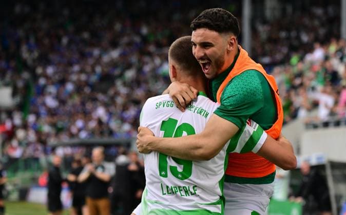 19 05 2024 Soccer Season 2023 2024 2 Soccer Bundesliga 34 Matchday SpVgg Greuther Fürth Kleeblatt FC Schalke 04 Sportfoto Zink MeZi xmexzix DFL regulations prohibit any use of photographs as image sequences and or quasi video only for editorial use Torjubel Jubel nach Treffer Torschuß zum 2 0 durch Tim Lemperle 19, SpVgg Greuther Fürth mit Oualid Mhamdi 3, SpVgg Greuther Fürth