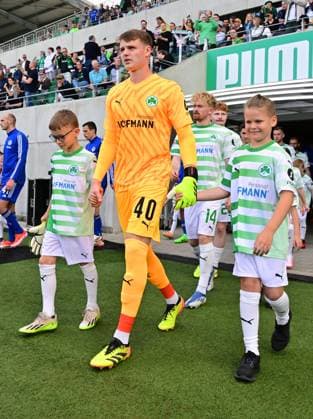 19 05 2024 Soccer Season 2023 2024 2 Soccer Bundesliga 34 Matchday SpVgg Greuther Fürth Kleeblatt FC Schalke 04 Sportfoto Zink xwoxzix DFL regulations prohibit any use of photographs as image sequences and or quasi video only for editorial use Jonas Urbig 40, SpVgg Greuther Fürth läuft ein