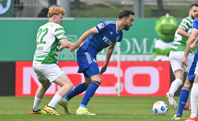 19 05 2024 Soccer Season 2023 2024 2 Soccer Bundesliga 34 Matchday SpVgg Greuther Fürth Kleeblatt FC Schalke 04 Sportfoto Zink xwoxzix DFL regulations prohibit any use of photographs as image sequences and or quasi video only for editorial use Robert Wagner 22, SpVgg Greuther Fürth Kenan Karaman 19, FC Schalke 04 S04 , rechts