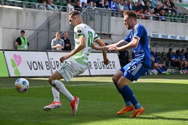 19 05 2024 Soccer Season 2023 2024 2 Soccer Bundesliga 34 Matchday SpVgg Greuther Fürth Kleeblatt FC Schalke 04 Sportfoto Zink xwoxzix DFL regulations prohibit any use of photographs as image sequences and or quasi video only for editorial use Branimir Hrgota 10 SpVgg Greuther Fürth Tobias Mohr 29, FC Schalke 04 S04
