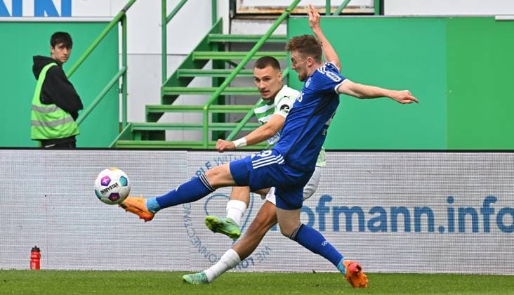 19 05 2024 Soccer Season 2023 2024 2 Soccer Bundesliga 34 Matchday SpVgg Greuther Fürth Kleeblatt FC Schalke 04 Sportfoto Zink xwoxzix DFL regulations prohibit any use of photographs as image sequences and or quasi video only for editorial use Tobias Mohr 29, FC Schalke 04 S04 before Tim Lemperle 19, SpVgg Greuther Fürth