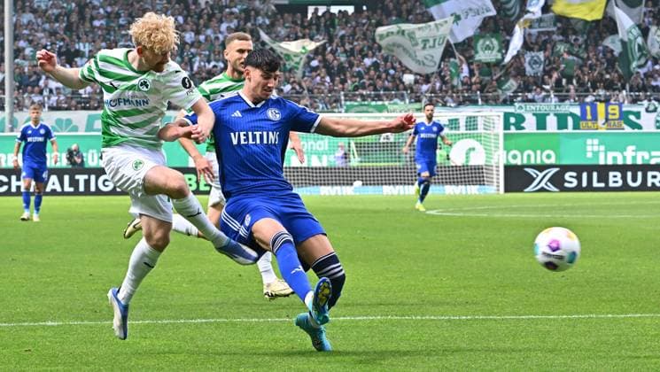 19 05 2024 Soccer Season 2023 2024 2 Soccer Bundesliga 34 Matchday SpVgg Greuther Fürth Kleeblatt FC Schalke 04 Sportfoto Zink xwoxzix DFL regulations prohibit any use of photographs as image sequences and or quasi video only for editorial use Jomaine Consbruch 14, SpVgg Greuther Fürth Yusuf Kabadayi 17, FC Schalke 04 S04 , rechts