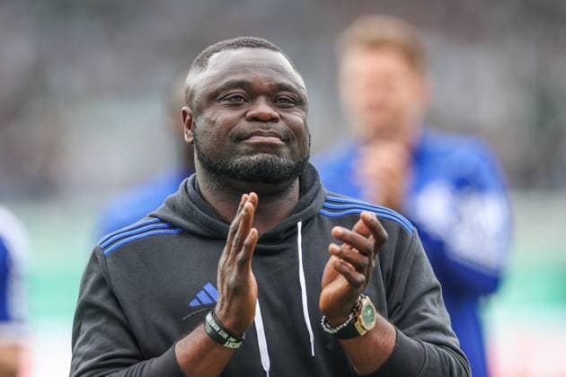 19 05 2024, Football, Season 2023 2024, 2 Bundesliga, Matchday 34, Greuther Fürth FC Schalke 04, Team manager Gerald Asamoah FC Schalke 04 says goodbye to the fans Fürth Stadion am Ronhof Bayern Germany xRHR PHOTO TRx Copyright: TimxRehbein RHR-FOTOx RHR-FOTO TR