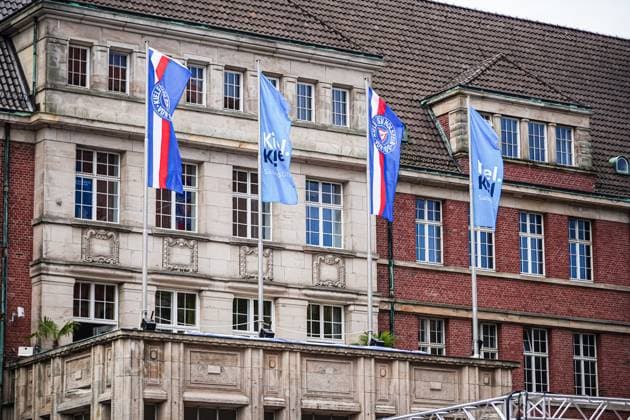 The town hall balcony with flags of Holstein Kiel GER, promotion ceremony Holstein Kiel, 20 05 2024 GER, promotion ceremony Holstein Kiel, 20 05 2024 Kiel Copyright: xEibner-Pressefoto MarcelxvonxFehrnx EP_MFN
