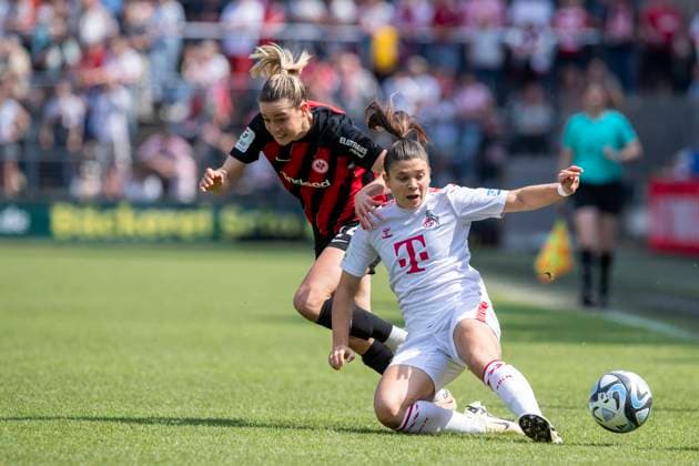 Sport Bilder des Tages GOOGLE PIXEL Frauen-Bundesliga: 1. FC Köln - Eintracht Frankfurt, 20.05.2024 Martyna Wiankowska (1. FC Köln, 26) im Zweikampf mit Anna Aehling (Eintracht Frankfurt, 24). GOOGLE PIXEL Frauen-Bundesliga, 1. FC Köln - Eintracht Frankfurt, 22. Spieltag, am 20.05.2024, Franz-Kremer-Stadion, Köln DFL regulations prohibit any use of photographs as image sequences and or quasi-video *** GOOGLE PIXEL Womens Bundesliga 1 FC Köln Eintracht Frankfurt, 20 05 2024 Martyna Wiankowska 1 FC Köln, 26 in duel with Anna Aehling Eintracht Frankfurt, 24 GOOGLE PIXEL Womens Bundesliga, 1 FC Köln Eintracht Frankfurt, 22 Matchday, on 20 05 2024, Franz Kremer Stadium, Cologne DFL regulations prohibit any use of photographs as image sequences and or quasi video Copyright: xBEAUTIFULxSPORTS Meuselx