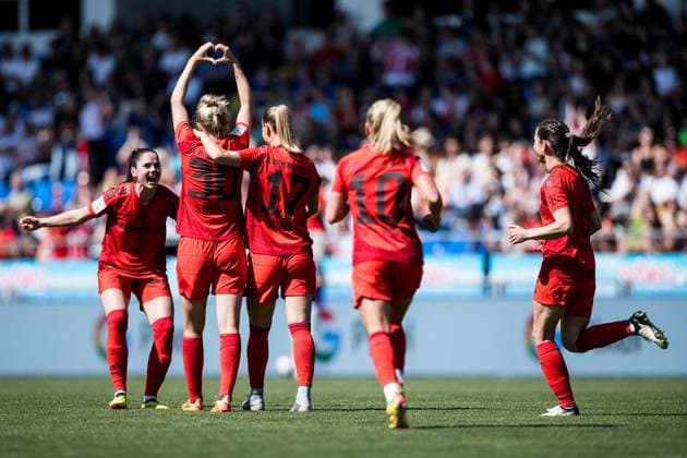 Sport Themen der Woche KW21 Sport Bilder des Tages GOOGLE PIXEL Frauen Bundesliga: TSG Hoffenheim - FC Bayern München; 20.05.2024 Jubel zum 0:1 durch Carolin Simon (FC Bayern München, 30) Simon zeigt Herz GOOGLE PIXEL Frauen Bundesliga, TSG Hoffenheim - FC Bayern München, Hoffenheim, Dietmar-Hopp-Stadion am 20.05.2024 DFB REGULATIONS PROHIBIT ANY USE OF PHOTOGRAPHS AS IMAGE SEQUENCES AND OR QUASI-VIDEO. *** GOOGLE PIXEL Womens Bundesliga TSG Hoffenheim FC Bayern Munich 20 05 2024 Carolin Simon FC Bayern Munich, 30 Simon shows heart GOOGLE PIXEL Womens Bundesliga, TSG Hoffenheim FC Bayern Munich, Hoffenheim, Dietmar Hopp Stadium on 20 05 2024 DFB REGULATIONS PROHIBIT ANY USE OF PHOTOGRAPHS AS IMAGE SEQUENCES AND OR QUASI VIDEO Copyright: xBEAUTIFULxSPORTS Wunderlx