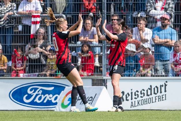 GOOGLE PIXEL Womens Bundesliga 1 FC Köln Eintracht Frankfurt, 20 05 2024 Geraldine Reuteler Eintracht Frankfurt, 14 cheers with Laura Freigang Eintracht Frankfurt, 10 after her goal to 0 1 GOOGLE PIXEL Womens Bundesliga, 1 FC Köln Eintracht Frankfurt, 22 Matchday, on 20 05 2024, Franz Kremer Stadium, Cologne DFL regulations prohibit any use of photographs as image sequences and or quasi video Copyright: xBEAUTIFULxSPORTS Meuselx