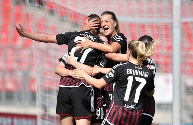 Bilder des Jahres 2024, Sport 05 Mai Sport Themen der Woche KW21 Sport Bilder des Tages 20.05.2024 - Fussball - Saison 2023 2024 - 1. Frauen - Fussball - Bundesliga - 22. Spieltag: 1. FC Nürnberg FCN ( Club ) - MSV Duisburg ( Zebras ) - Sportfoto Zink DaMa - xdaxmax - Jubel Freude Torjubel nach Tor zum 2:0 - Lara Schmidt (27, 1. FC Nürnberg FCN ) und Mannschaft Team jubelt freut sich - Torschütze: Lara Schmidt (27, 1. FC Nürnberg FCN ) *** 20 05 2024 Soccer Season 2023 2024 1 Womens Soccer Bundesliga 22 Matchday 1 FC Nürnberg FCN Club MSV Duisburg Zebras Sportfoto Zink DaMa xdaxmax Jubel Freude Torjubel nach Tor zum 2 0 Lara Schmidt 27, 1 FC Nürnberg FCN und Mannschaft Team jubelt freue sich Torschütze Lara Schmidt 27, 1 FC Nürnberg FCN