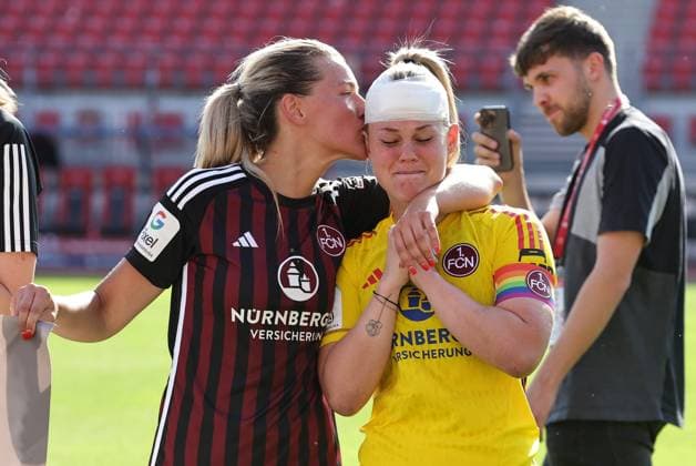 20 05 2024 Soccer Season 2023 2024 1 Womens Soccer Bundesliga 22 Matchday 1 FC Nürnberg FCN Club MSV Duisburg Zebras Sportfoto Zink DaMa xdaxmax Medina Desic 30, 1 FC Nürnberg FCN gives Lea Paulick 1, 1 FC Nürnberg FCN a kiss on the temple after the end of the match Lea Paulick 1, 1 FC Nürnberg FCN cries