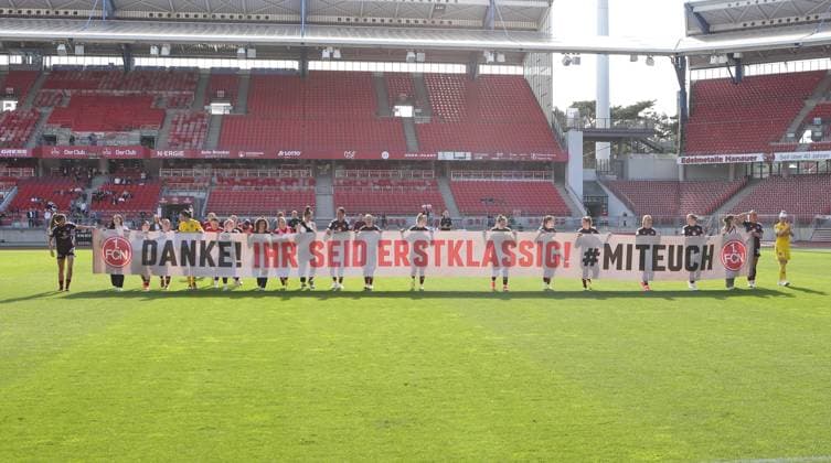 20 05 2024 Soccer Season 2023 2024 1 Womens Soccer Bundesliga 22 Matchday 1 FC Nürnberg FCN Club MSV Duisburg Zebras Sportfoto Zink DaMa xdaxmax Team Team of FCN says goodbye after the end of the match with banner banner of Clubfan Clubfans FCN Fans Fans Fans