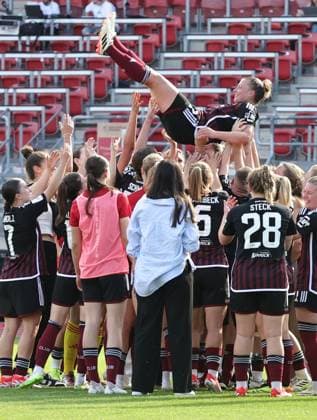 20 05 2024 Soccer Season 2023 2024 1 Womens Soccer Bundesliga 22 Matchday 1 FC Nürnberg FCN Club MSV Duisburg Zebras Sportfoto Zink DaMa xdaxmax Jessica May 6, 1 FC Nürnberg FCN is thrown up by the team after the end of the match and bid farewell