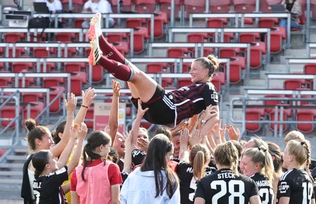 20 05 2024 Soccer Season 2023 2024 1 Womens Soccer Bundesliga 22 Matchday 1 FC Nürnberg FCN Club MSV Duisburg Zebras Sportfoto Zink DaMa xdaxmax Jessica May 6, 1 FC Nürnberg FCN is thrown up by the team after the end of the match and bid farewell