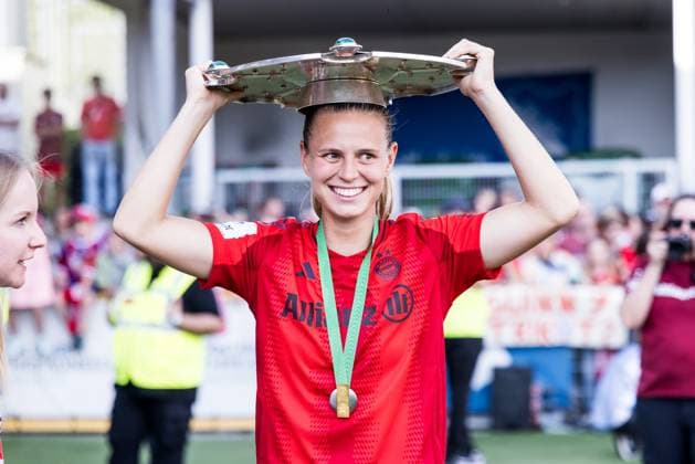 Bilder des Jahres 2024, Sport 05 Mai Sport Themen der Woche KW21 Sport Bilder des Tages GOOGLE PIXEL Frauen Bundesliga: TSG Hoffenheim - FC Bayern München; 20.05.2024 Klara Bühl (FC Bayern München, 17) mit Meisterschale au fdem Kopf GOOGLE PIXEL Frauen Bundesliga, TSG Hoffenheim - FC Bayern München, Hoffenheim, Dietmar-Hopp-Stadion am 20.05.2024 DFB REGULATIONS PROHIBIT ANY USE OF PHOTOGRAPHS AS IMAGE SEQUENCES AND OR QUASI-VIDEO. *** GOOGLE PIXEL Frauen Bundesliga TSG Hoffenheim FC Bayern München 20 05 2024 Klara Bühl FC Bayern München, 17 with championship trophy on her head GOOGLE PIXEL Frauen Bundesliga, TSG Hoffenheim FC Bayern München, Hoffenheim, Dietmar Hopp Stadion am 20 05 2024 DFB REGULATIONS PROHIBIT ANY USE OF PHOTOGRAPHS AS IMAGE SEQUENCES AND OR QUASI VIDEO Copyright: xBEAUTIFULxSPORTS Wunderlx