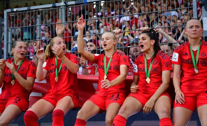 Magdalena Eriksson 5 FC Bayern , Glodis Viggosdottir 4 FC Bayern , Pernille Harder 21 Bayern , Jovana Damnjanovic 9 Bayern and Lea Schüller 11 Bayern celebrate the victory of the German Google Pixel Womens Bundesliga 20023 2024 Championship with the fans at the fence on 20 05 2024 Sinnsheim Dietmar Hopp Stadion Baden Württemberg Bayern