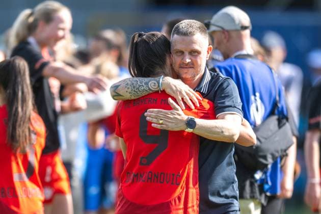 Soccer, Google Pixel Womens Bundesliga, 20240520, TSG Hoffenheim FC Bayern Munich In the picture Jovana DAMNJANOVIC FC Bayern Munich Women, 9 and coach of FC Bayern Munich Women Alexander STRAUS Hugging Hoffenheim Dietmar Hopp Stadion Baden Württemberg Germany Copyright: Passion2Press MarkusxFischerx