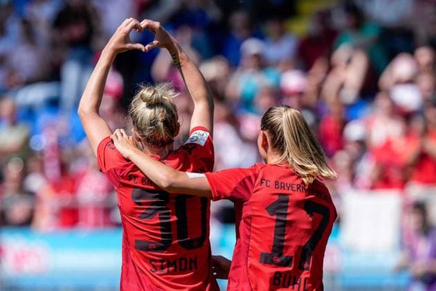 v.li.: Torschützin Carolin Simon (Caro Simon, FCB, 30) formt mit ihren Händen ein Herz, Klara Bühl (FCB, 17), Spielerinnen vom FC Bayern München, jubeln über das Tor zum 0:1, Jubel, Torjubel, Torerfolg, celebrate the goal, goal, celebration, jubelt ueber das Tor, Freuen, Freude, freut sich, optimistisch, positiv, Spielszene, Highlight, Action, Aktion, 20.05.2024, Sinsheim (Hoffenheim) (Deutschland), Fussball, Google Pixel Frauen-Bundesliga, TSG 1899 Hoffenheim - FC Bayern München, DFB DFL REGULATIONS PROHIBIT ANY USE OF PHOTOGRAPHS AS IMAGE SEQUENCES AND OR QUASI-VIDEO. *** from left goal scorer Carolin Simon Caro Simon, FCB, 30 forms a heart with her hands, Klara Bühl FCB, 17 , players of FC Bayern Munich, cheer about the goal to 0 1, jubilation, goal celebration, celebrate the goal, goal, celebration, cheers about the goal, rejoice, joy, rejoices, optimistic, positive, game scene, highlight, action, 20 05 2024, Sinsheim Hoffenheim Germany , Football, Google Pixel Women Bundesliga, TSG 1899 Hoffenheim FC Bayern Munich, DFB DFL REGULATIONS PROHIBIT ANY USE OF PHOTOGRAPHS AS IMAGE SEQUENCES AND OR QUASI VIDEO xozx