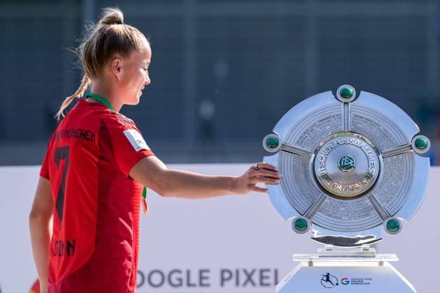 Giulia Gwinn (FCB, 7) mit einer Hand an der Schale, Spielerin, Spielerinnen vom FC Bayern München, beim Jubel, bei der Siegerehrung nach dem Spiel mit der Meisterschale, mit Trophäe, mit dem Pokal, Ehrung des Deutschen Meisters, nach der gewonnenen Meisterschaft, Deutscher Meister 2023 24 in der Google Pixel Frauen-Bundesliga, Freude über den Sieg, Sieger, Gewinner, Gewinn der Deutschen Meisterschaft, Deutsche Meisterinnen, Deutsche Meisterin, freuen, freut sich, jubelt, jubeln, fröhlich, Freude, optimistisch, positiv, Highlight, Meisterjubel, Action, Aktion, 20.05.2024, Sinsheim (Hoffenheim) (Deutschland), Fussball, Google Pixel Frauen-Bundesliga, TSG 1899 Hoffenheim - FC Bayern München, DFB DFL REGULATIONS PROHIBIT ANY USE OF PHOTOGRAPHS AS IMAGE SEQUENCES AND OR QUASI-VIDEO. *** Giulia Gwinn FCB, 7 with one hand on the bowl, player, players from FC Bayern Munich, cheering, at the award ceremony after the game with the championship bowl, with trophy, with the cup, honoring the German Champion, after winning the championship, German Champion 2023 24 in the Google Pixel Womens Bundesliga, joy about the victory, winner, winner, winning the German Championship, German champion, German champion, rejoice, rejoices, rejoicing, cheer, cheerful, joy, optimistic, positive, highlight, champion cheer, action, 20 05 2024, Sinsheim Hoffenheim Germany , football, Google Pixel Womens Bundesliga, TSG 1899 Hoffenheim FC Bayern Munich, DFB DFL REGULATIONS PROHIBIT ANY USE OF PHOTOGRAPHS AS IMAGE SEQUENCES AND OR QUASI VIDEO xozx