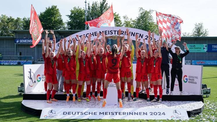 Jovana Damnjanovic (FCB, 9) mit der Schale, Spielerin, Spielerinnen vom FC Bayern München, beim Jubel, bei der Siegerehrung nach dem Spiel mit der Meisterschale, mit Trophäe, mit dem Pokal, Ehrung des Deutschen Meisters, nach der gewonnenen Meisterschaft, Deutscher Meister 2023 24 in der Google Pixel Frauen-Bundesliga, Freude über den Sieg, Sieger, Gewinner, Gewinn der Deutschen Meisterschaft, Deutsche Meisterinnen, Deutsche Meisterin, freuen, freut sich, jubelt, jubeln, fröhlich, Freude, optimistisch, positiv, Highlight, Meisterjubel, Action, Aktion, Mannschaftsfoto, Teamfoto, Mannschaft, Team, Gruppenbild, 20.05.2024, Sinsheim (Hoffenheim) (Deutschland), Fussball, Google Pixel Frauen-Bundesliga, TSG 1899 Hoffenheim - FC Bayern München, DFB DFL REGULATIONS PROHIBIT ANY USE OF PHOTOGRAPHS AS IMAGE SEQUENCES AND OR QUASI-VIDEO. *** Jovana Damnjanovic FCB, 9 with the bowl, player, players from FC Bayern Munich, cheering, at the award ceremony after the game with the championship bowl, with trophy, with the cup, honoring the German champion, after winning the championship, German champion 2023 24 in the Google Pixel Womens Bundesliga, joy of victory, winner, winners, winning the German championship, German champions, German champion, rejoice, rejoices, cheers, cheering, cheerful, joy, optimistic, positive, highlight, champion cheer, action, action, team photo, team photo, team, team, group picture, 20 05 2024, Sinsheim Hoffenheim Germany , Football, Google Pixel Womens Bundesliga, TSG 1899 Hoffenheim FC Bayern Munich, DFB DFL REGULATIONS PROHIBIT ANY USE OF PHOTOGRAPHS AS IMAGE SEQUENCES AND OR QUASI VIDEO xozx