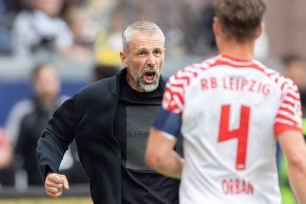 Eintracht Frankfurt RB Leipzig, 1 FBL Clear words from coach Marco Rose RB Leipzig to Willi Orban RB Leipzig, 4 Bundesliga match between Eintracht Frankfurt and RB Leipzig on May 18, 2024 at Deutsche Bank Park in Frankfurt am Main According to the regulations of the DFL, Deutsche Fußball Liga, it is prohibited to exploit or have exploited photographs taken in the stadium and or of the match in the form of sequential images and or video-like photo series , Frankfurt am Main Hessen Germany Deutsche Bank Park
