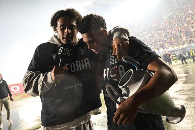 Bologna, Italy: Joshua Zirkzee (Bologna Fc) and Dan Ndoye (Bologna Fc) celebrting a champions league qualify during Bologna FC vs Juventus FC, Italian soccer Serie A match in Bologna, Italy, May 20 2024 Italian soccer Serie A match - Bologna FC vs Juventus FC  - ZUMAp169 20240521_zsa_p169_103 Copyright: xGianlucaxRicci IPAxSportx