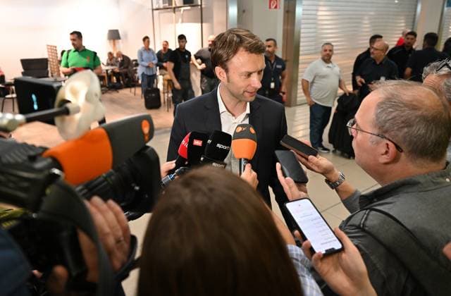 21 05 2024, xjrdrx, Football UEFA Europa League Final 2024, Bayer 04 Leverkusen Press Conference Training emspor, v l Manager Simon Rolfes Bayer Leverkusen in interview at Cologne Airport DFL DFB REGULATIONS PROHIBIT ANY USE OF PHOTOGRAPHS as IMAGE SEQUENCES and or QUASI VIDEO Dublin