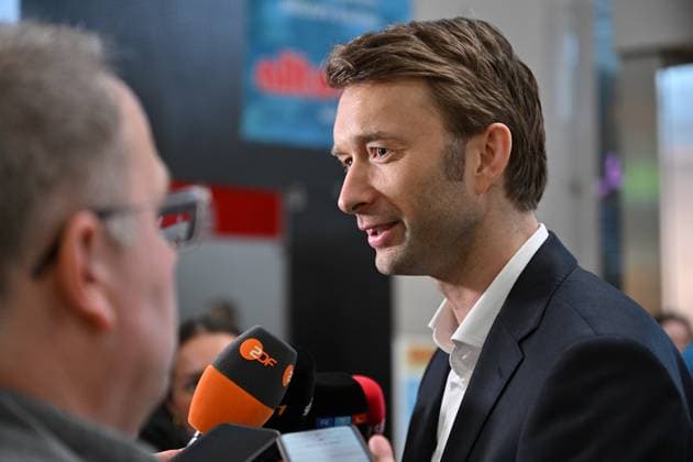 21 05 2024, xjrdrx, Football UEFA Europa League Final 2024, Bayer 04 Leverkusen Press Conference Training emspor, v l Manager Simon Rolfes Bayer Leverkusen in interview at Cologne Airport DFL DFB REGULATIONS PROHIBIT ANY USE OF PHOTOGRAPHS as IMAGE SEQUENCES and or QUASI VIDEO Dublin
