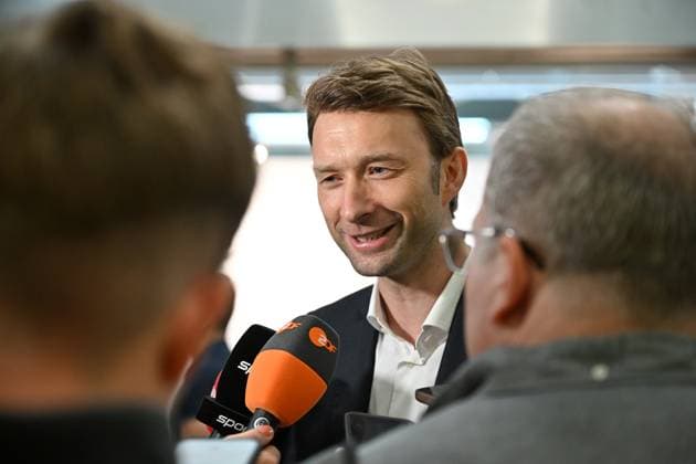 21 05 2024, xjrdrx, Football UEFA Europa League Final 2024, Bayer 04 Leverkusen Press Conference Training emspor, v l Manager Simon Rolfes Bayer Leverkusen in interview at Cologne Airport DFL DFB REGULATIONS PROHIBIT ANY USE OF PHOTOGRAPHS as IMAGE SEQUENCES and or QUASI VIDEO Dublin