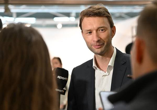 21 05 2024, xjrdrx, Football UEFA Europa League Final 2024, Bayer 04 Leverkusen Press Conference Training emspor, v l Manager Simon Rolfes Bayer Leverkusen in interview at Cologne Airport DFL DFB REGULATIONS PROHIBIT ANY USE OF PHOTOGRAPHS as IMAGE SEQUENCES and or QUASI VIDEO Dublin