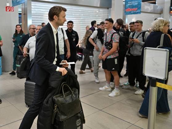 21 05 2024, xjrdrx, Football UEFA Europa League Final 2024, Bayer 04 Leverkusen Press Conference Training emspor, v l Manager Simon Rolfes Bayer Leverkusen in interview at Cologne Airport DFL DFB REGULATIONS PROHIBIT ANY USE OF PHOTOGRAPHS as IMAGE SEQUENCES and or QUASI VIDEO Dublin