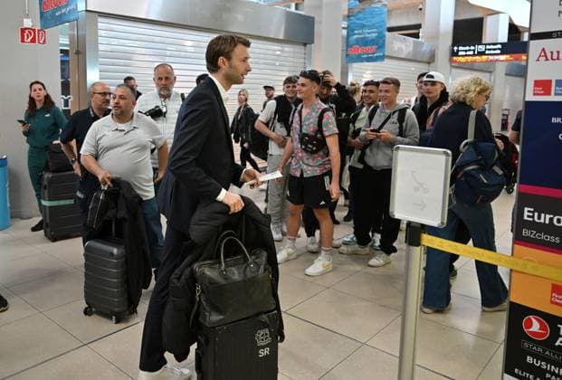 21 05 2024, xjrdrx, Football UEFA Europa League Final 2024, Bayer 04 Leverkusen Press Conference Training emspor, v l Manager Simon Rolfes Bayer Leverkusen in interview at Cologne Airport DFL DFB REGULATIONS PROHIBIT ANY USE OF PHOTOGRAPHS as IMAGE SEQUENCES and or QUASI VIDEO Dublin