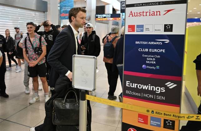 21 05 2024, xjrdrx, Football UEFA Europa League Final 2024, Bayer 04 Leverkusen Press Conference Training emspor, v l Manager Simon Rolfes Bayer Leverkusen in interview at Cologne Airport DFL DFB REGULATIONS PROHIBIT ANY USE OF PHOTOGRAPHS as IMAGE SEQUENCES and or QUASI VIDEO Dublin