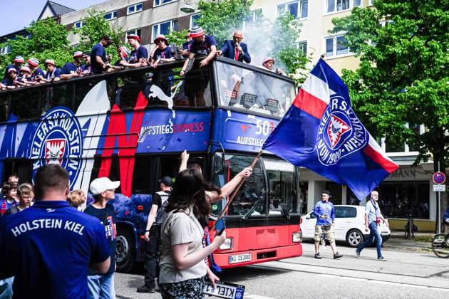 Holstein Kiel flag with bus in the background GER, Holstein Kiel promotion party, 20 05 2024 GER, Holstein Kiel promotion party, 20 05 2024 Kiel Copyright: xEibner-Pressefoto MarcelxvonxFehrnx EP_MFN