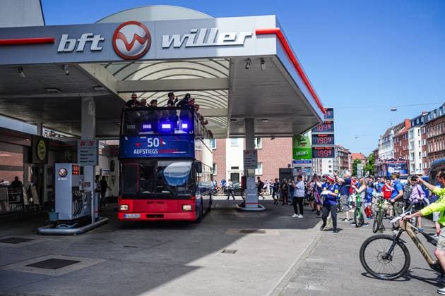 Fans celebrate with team at petrol station GER, promotion party Holstein Kiel, 20 05 2024 GER, promotion party Holstein Kiel, 20 05 2024 Kiel Copyright: xEibner-Pressefoto MarcelxvonxFehrnx EP_MFN