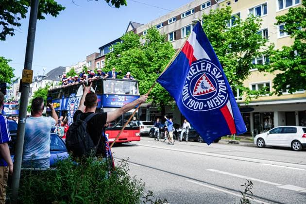 Holstein Kiel flag with bus in the background GER, Holstein Kiel promotion party, 20 05 2024 GER, Holstein Kiel promotion party, 20 05 2024 Kiel Copyright: xEibner-Pressefoto MarcelxvonxFehrnx EP_MFN